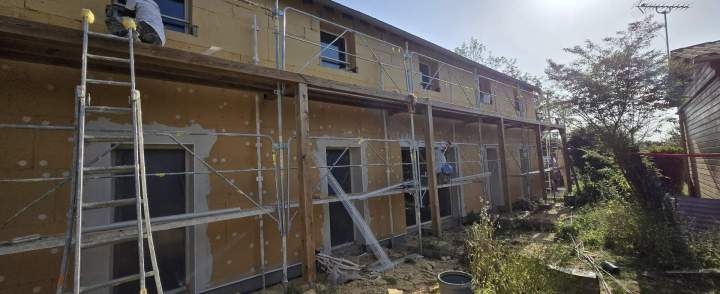 Pose d'enduit chaux-chanvre sur bâtiment en pierres, Pau