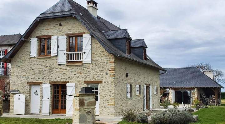 Pose d'enduit chaux-chanvre sur bâtiment en pierres, Pau