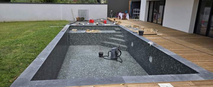 Enduit d'étanchéité pour piscine, Pau